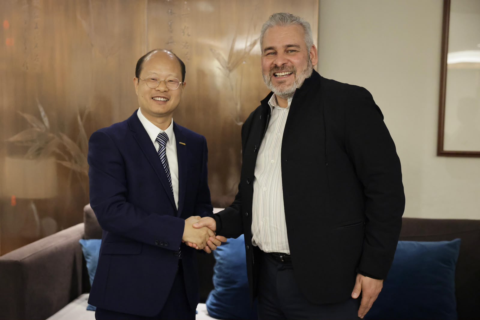 Interesa a automotriz Geely cooperación con el puerto de LC; Bedolla abre puertas para la inversión.