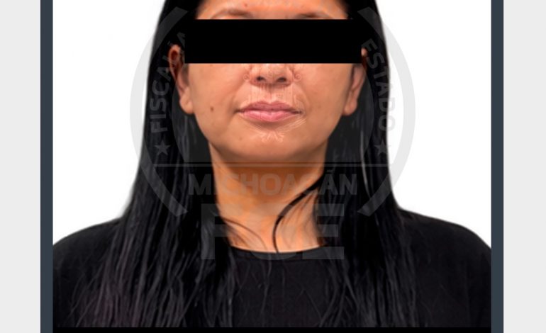 FGE detiene a secretaria de Bienestar de Uruapan por investigaciones del caso Carlos Manzo; SSP brinda apoyo.