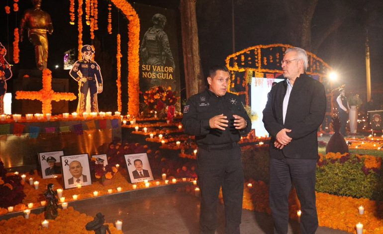 Con altares de Día de Muertos, honra Bedolla memoria de elementos caídos de la Guardia Civil.