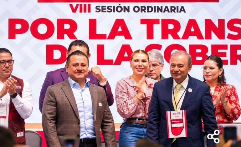 Carlos Torres Piña rinde protesta y llama a cerrar filas en Morena rumbo a 2027.